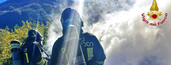 Auto in fiamme sull’A16, paura ma nessun ferito