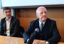 De Luca torna a ruggire contro i “notabili” del Campo Largo