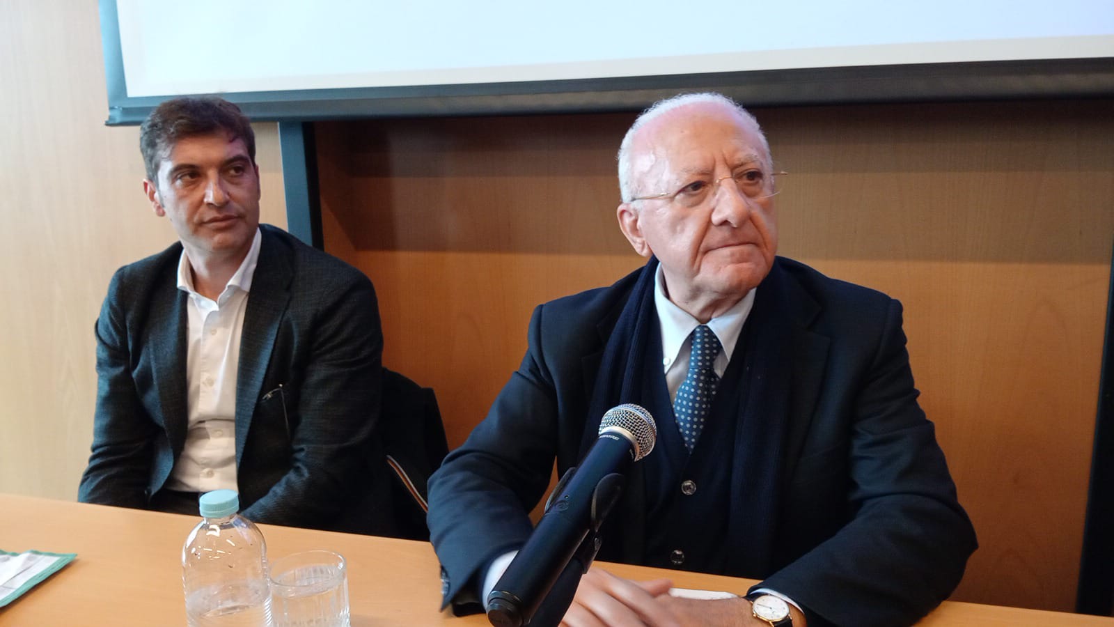 De Luca torna a ruggire contro i “notabili” del Campo Largo