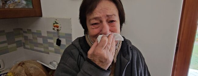 Rischiano l’abbattimento della casa. Nonna Ersilia in lacrime: “Mio marito colpito da infarto, se vengono le ruspe moriamo”