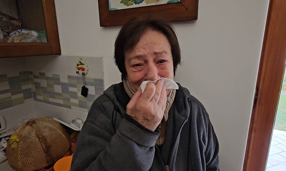 Rischiano l’abbattimento della casa. Nonna Ersilia in lacrime: “Mio marito colpito da infarto, se vengono le ruspe moriamo”