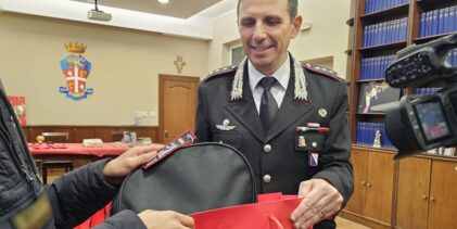 Avellino, scambio di auguri natalizi in Caserma con i ragazzi delle case famiglia: l’abbraccio dei Carabinieri