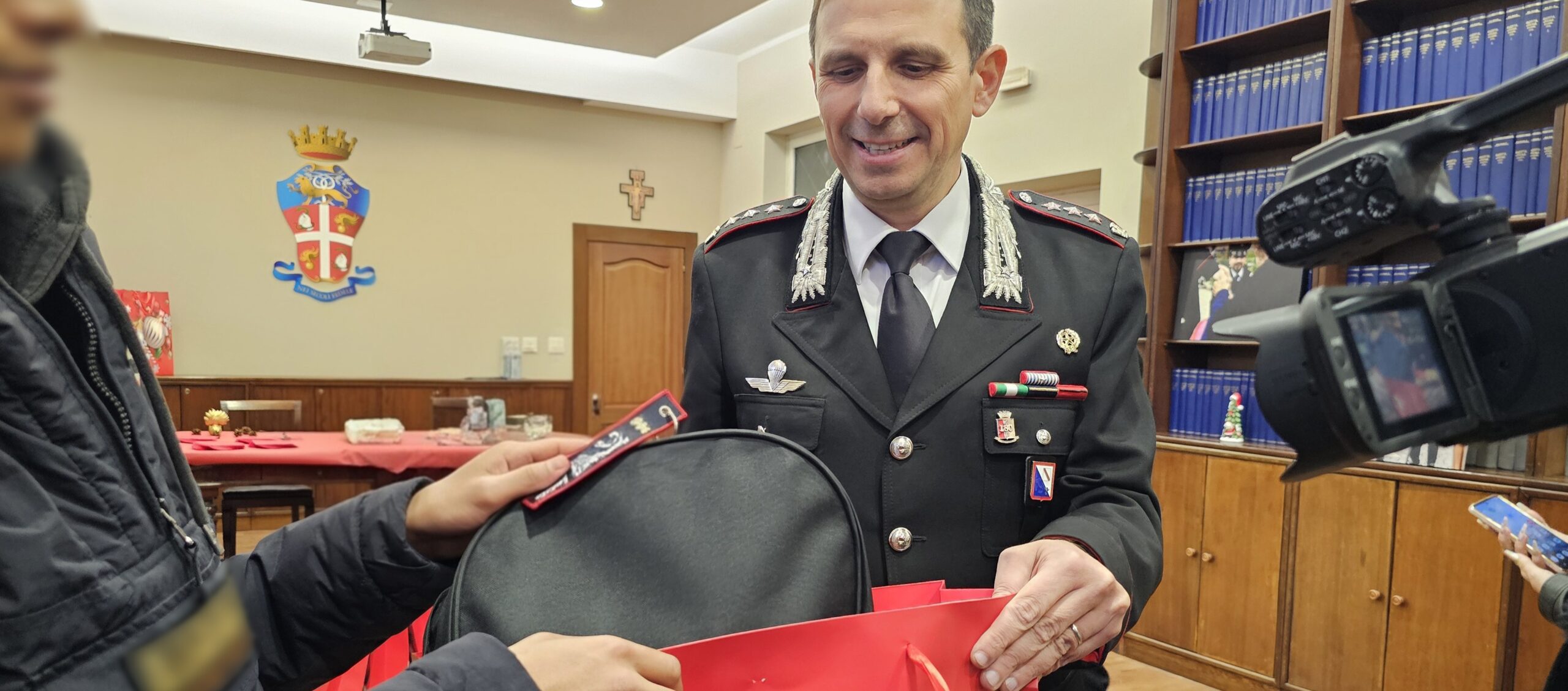 Avellino, scambio di auguri natalizi in Caserma con i ragazzi delle case famiglia: l’abbraccio dei Carabinieri