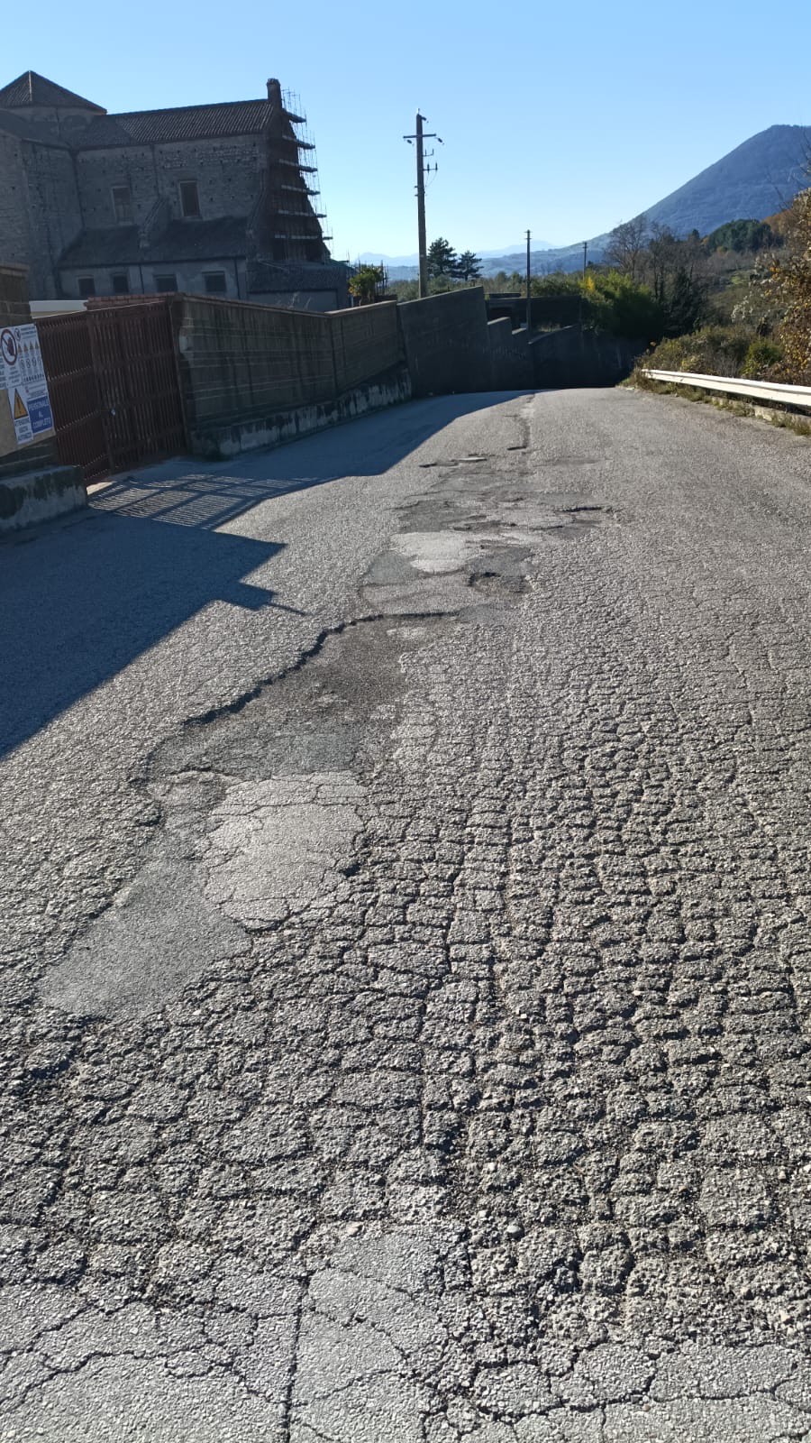 Cusano Mutri, indignazione per lo stato dell’arteria principale: ” una mulattiera di asfalto sventrato, pericolo per cittadini e turisti”