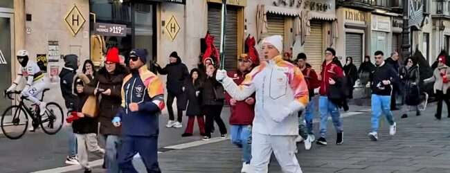 La Fiamma Olimpica di Milano Cortina 2026 saluta Avellino: tappa conclusa in Piazza Libertà