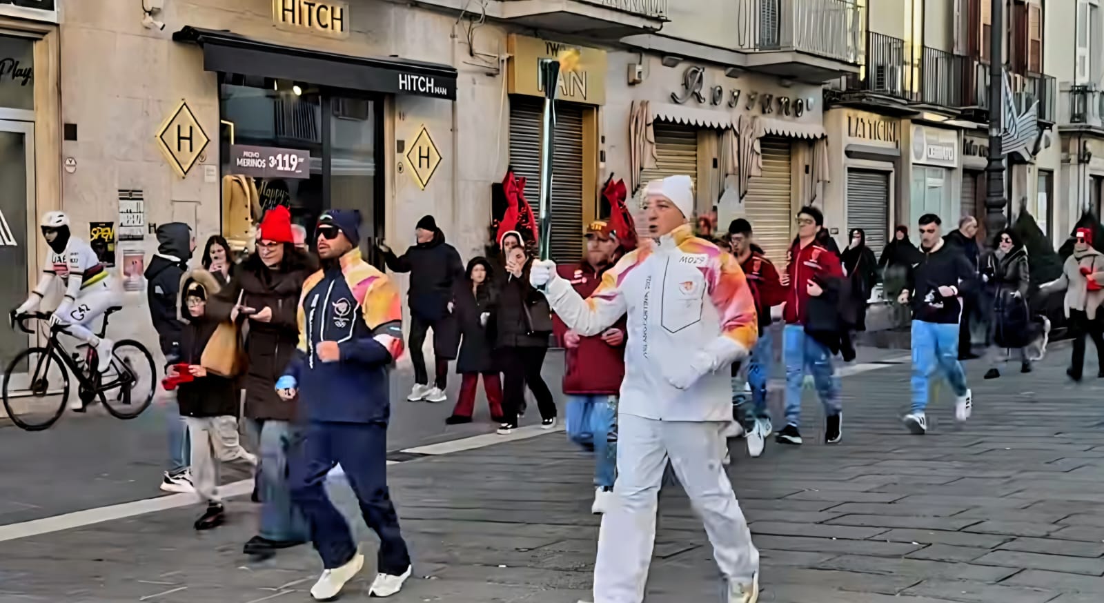 La Fiamma Olimpica di Milano Cortina 2026 saluta Avellino: tappa conclusa in Piazza Libertà