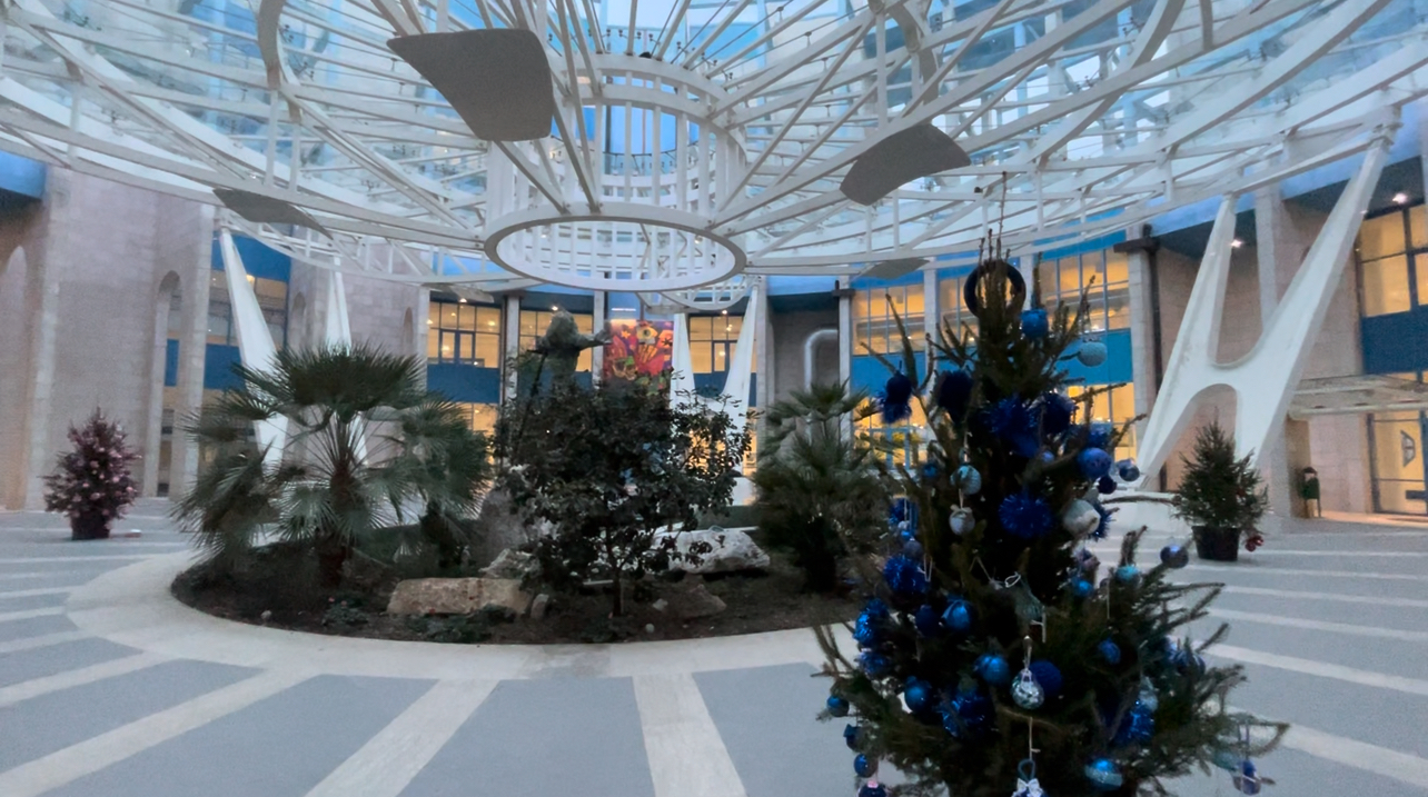 Pronti all’addobbo nella piazza centrale della Città ospedaliera gli alberi della prevenzione, il messaggio di solidarietà che va oltre il Natale   