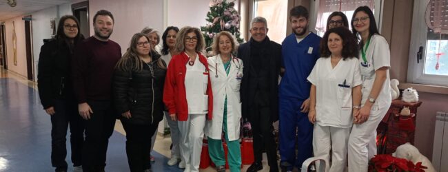 Natale di solidarietà: i bambini del ChristmasLab portano sorrisi e speranza nel reparto pediatrico del “San Pio”