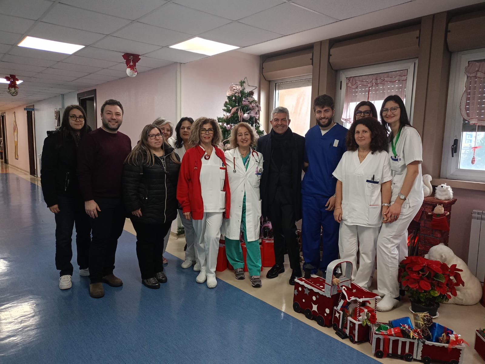 Natale di solidarietà: i bambini del ChristmasLab portano sorrisi e speranza nel reparto pediatrico del “San Pio”