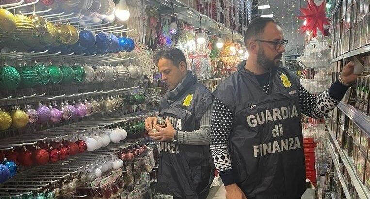Maxi sequestro di giocattoli e articoli natalizi non conformi nel Sannio: sanzioni fino a 25.832 euro