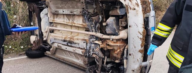 Incidente in contrada Cancelleria, auto si ribalta: un ferito