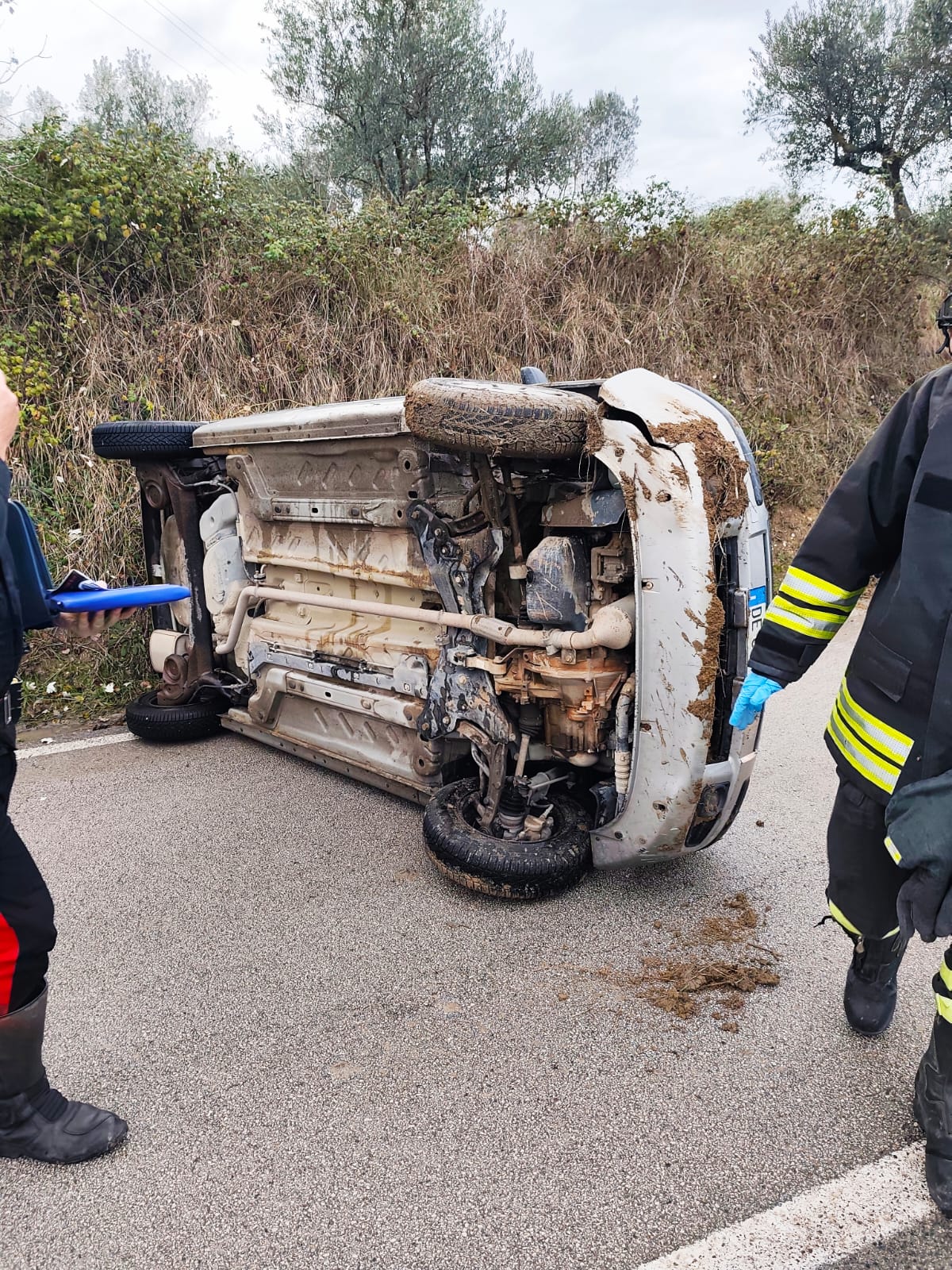 Incidente in contrada Cancelleria, auto si ribalta: un ferito