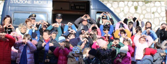 Bonea, l’abbraccio sincero dei Carabinieri e i bambini dell’ “Ilaria Alpi”