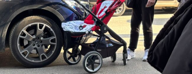 Benevento, auto investe passeggino: bimbo illeso, paura e tensione al Rione Ferrovia