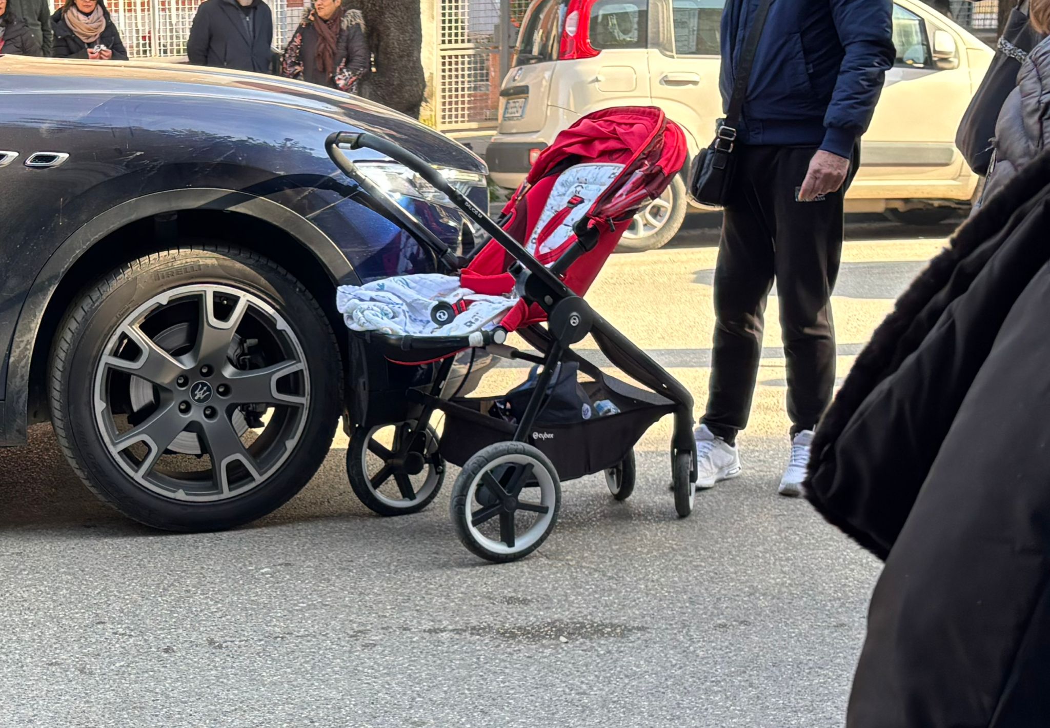 Benevento, auto investe passeggino: bimbo illeso, paura e tensione al Rione Ferrovia