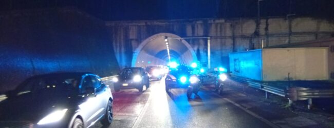 Tamponamento all’uscita della galleria Avellola: tre feriti