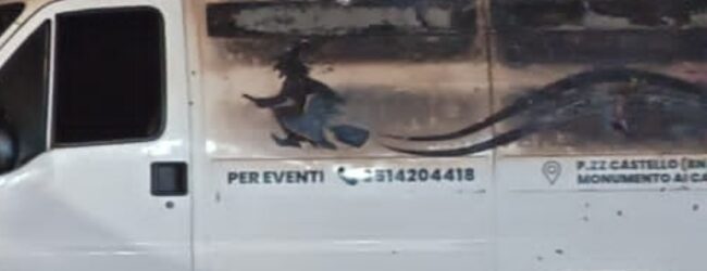 Incendio distrugge furgone della Bancarella Beneventana: prodotti per la vendita andati in fumo
