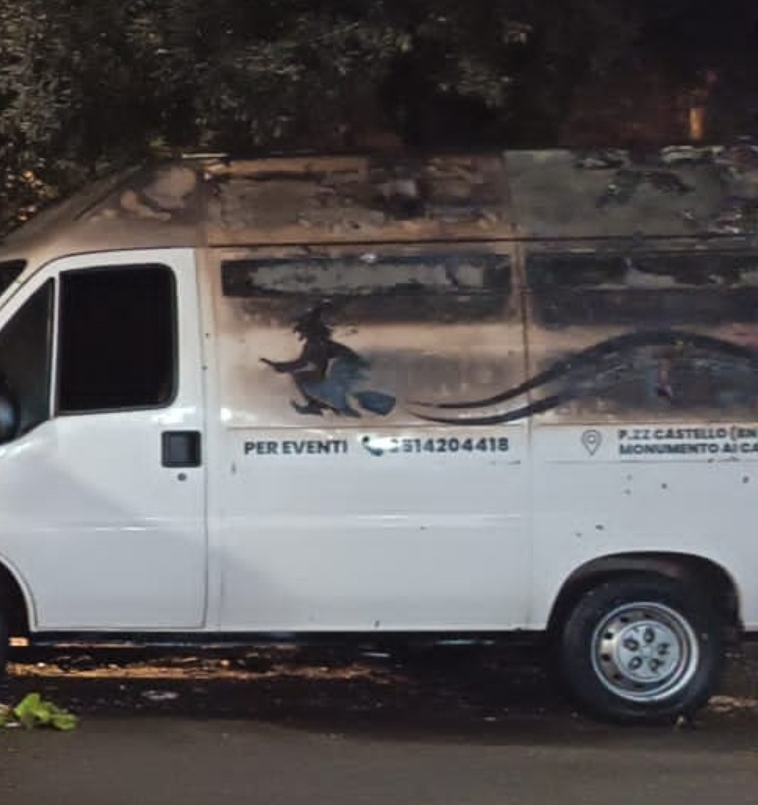 Incendio distrugge furgone della Bancarella Beneventana: prodotti per la vendita andati in fumo