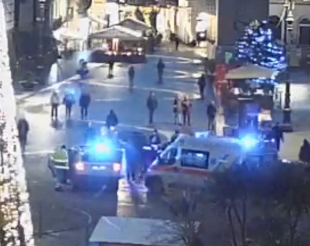 Pedone con disabilità investito in piazza Castello: condizioni non gravi, indagini in corso