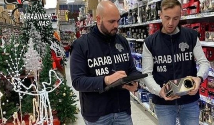 Nas Salerno, sequestrati addobbi e 6 quintali di alimenti natalizi: controlli dei Carabinieri anche nella Valle Telesina