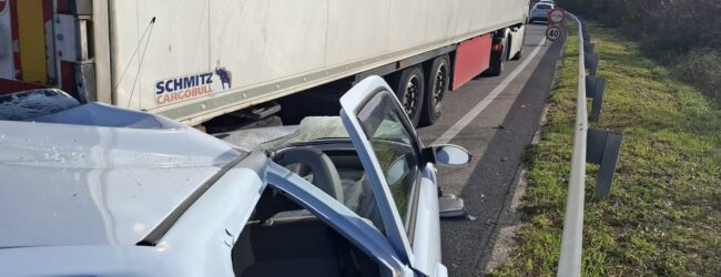 Tampona un tir sulla Statale 87: 81enne ferita e traffico in tilt