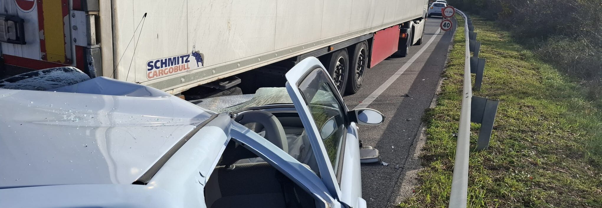 Tampona un tir sulla Statale 87: 81enne ferita e traffico in tilt