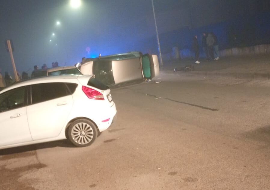 Benevento, incidente in via Santa Colomba: auto si ribalta, persona incastrata soccorsa dai vigili del fuoco