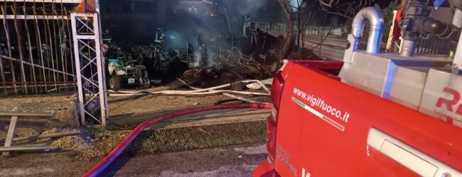 Incendio in una concessionaria a Frasso Telesino: distrutti numerosi ciclomotori
