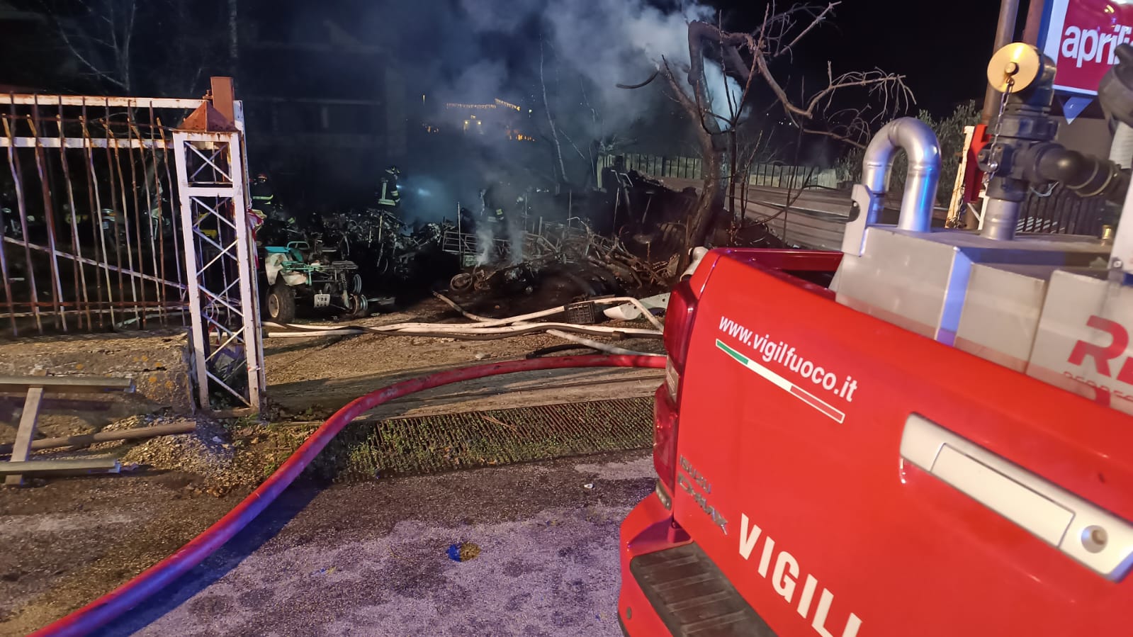 Incendio in una concessionaria a Frasso Telesino: distrutti numerosi ciclomotori