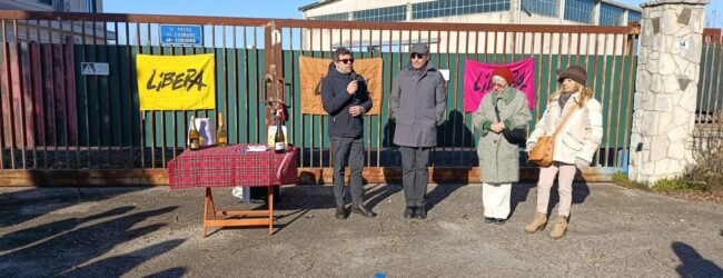 “Brindiamo al Bene”: Libera saluta il 2025 davanti all’ex cementificio confiscato
