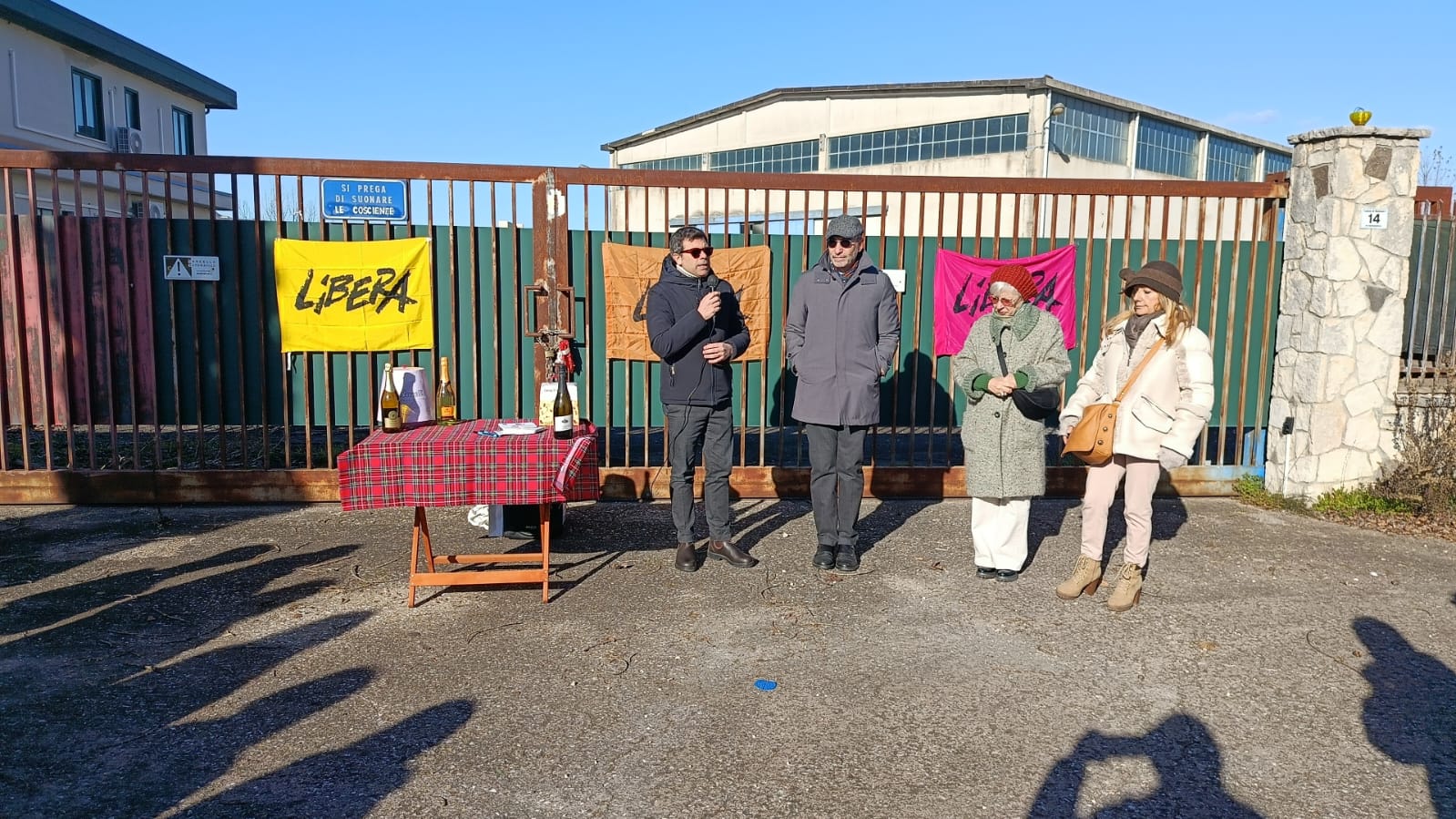 “Brindiamo al Bene”: Libera saluta il 2025 davanti all’ex cementificio confiscato
