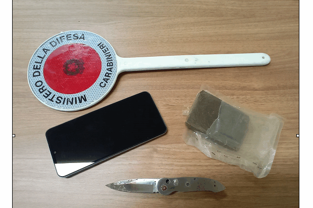 Benevento, 46enne arrestato per detenzione di hashish: sequestrati oltre 100 grammi
