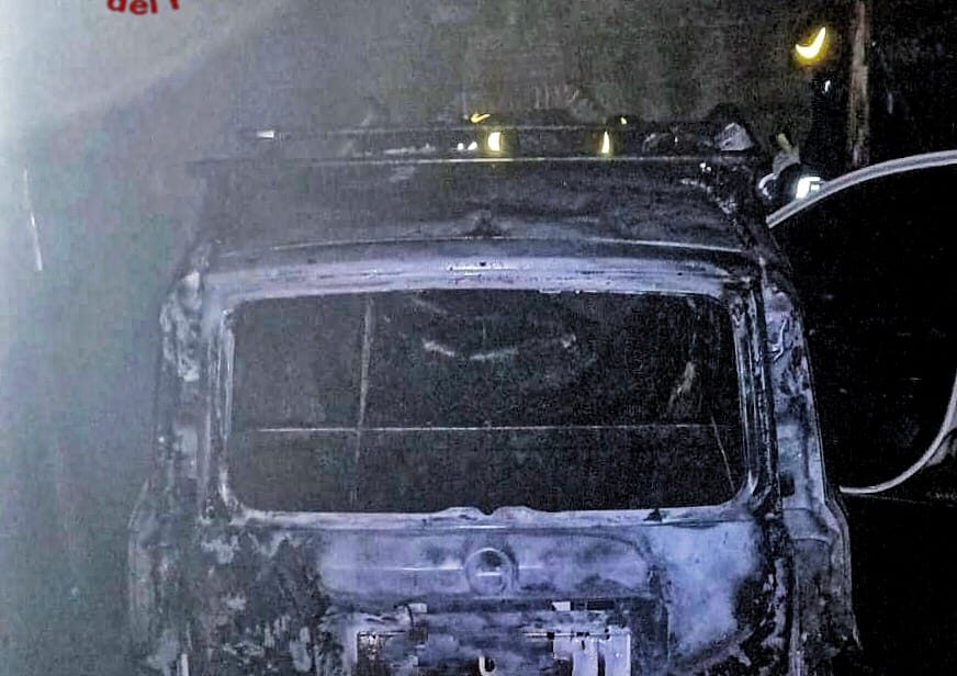 Solofra, auto in fiamme nella notte: intervento dei Vigili del Fuoco