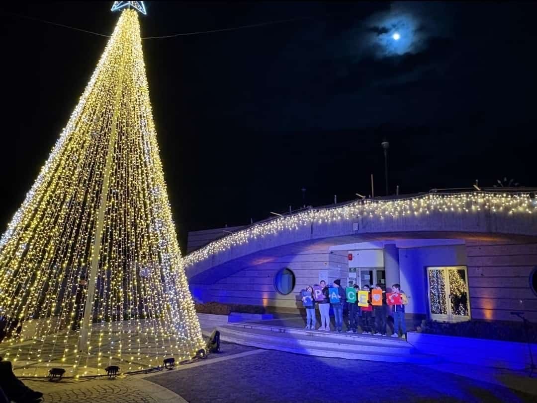 Straordinario successo per la Cerimonia di Accensione dell’Albero di Natale a Paupisi