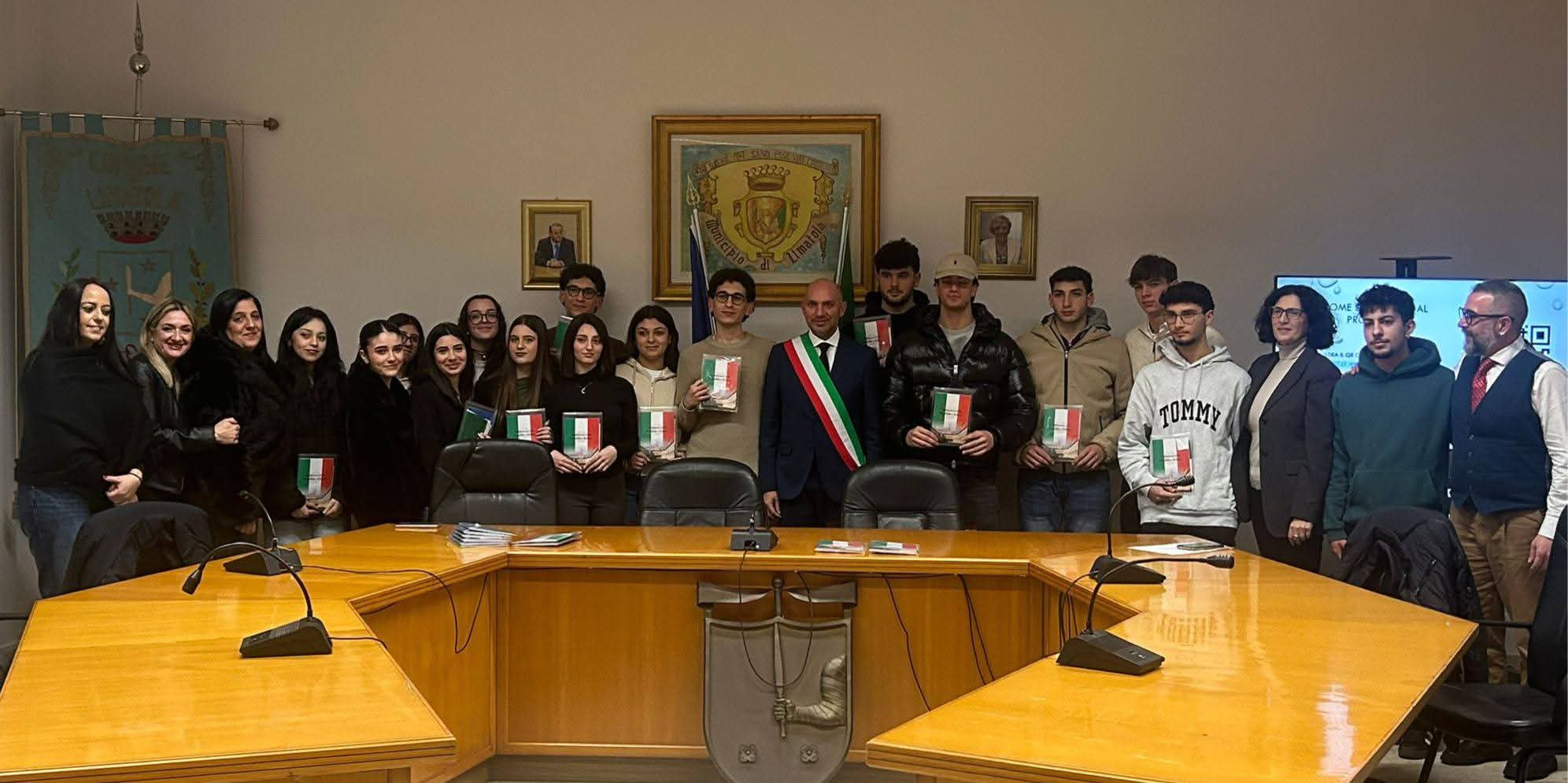 Comune di Limatola, grande partecipazione per la consegna della Costituzione ai neo 18enni