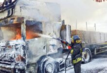 A16, incendio a un autoarticolato carico di cemento: intervento dei Vigili del Fuoco ad Avellino