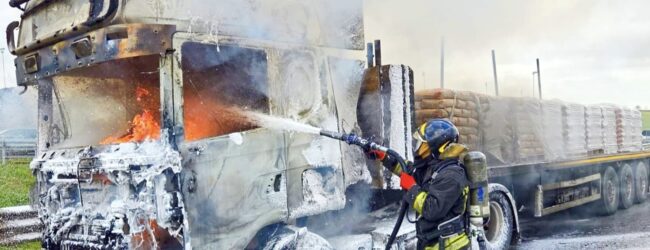 A16, incendio a un autoarticolato carico di cemento: intervento dei Vigili del Fuoco ad Avellino