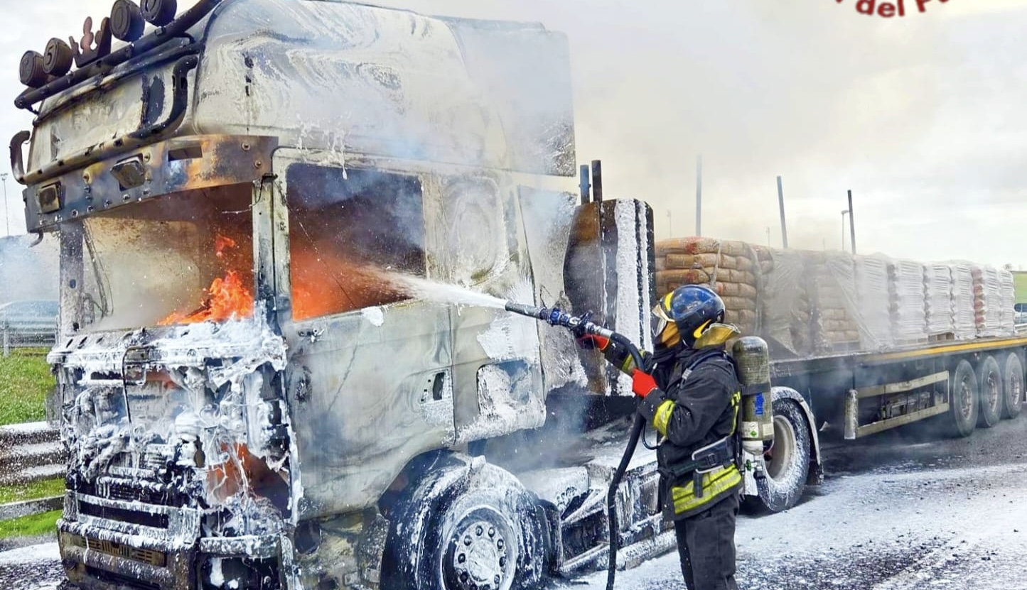 A16, incendio a un autoarticolato carico di cemento: intervento dei Vigili del Fuoco ad Avellino
