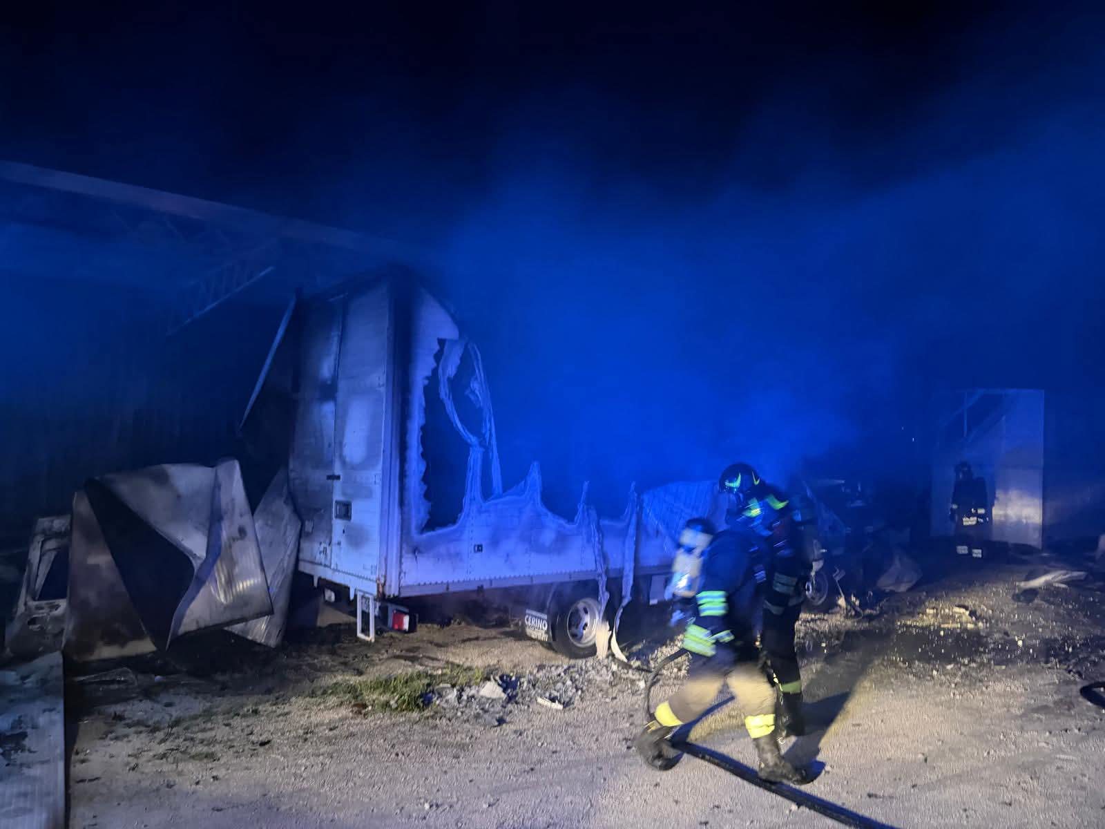 Foglianise: incendio in carrozzeria, 4 auto e bombole di gas coinvolte dalle fiamme