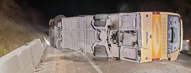 Incidente sulla Fondo Valle Isclero: pullman si ribalta, autista soccorso dai vigili del fuoco