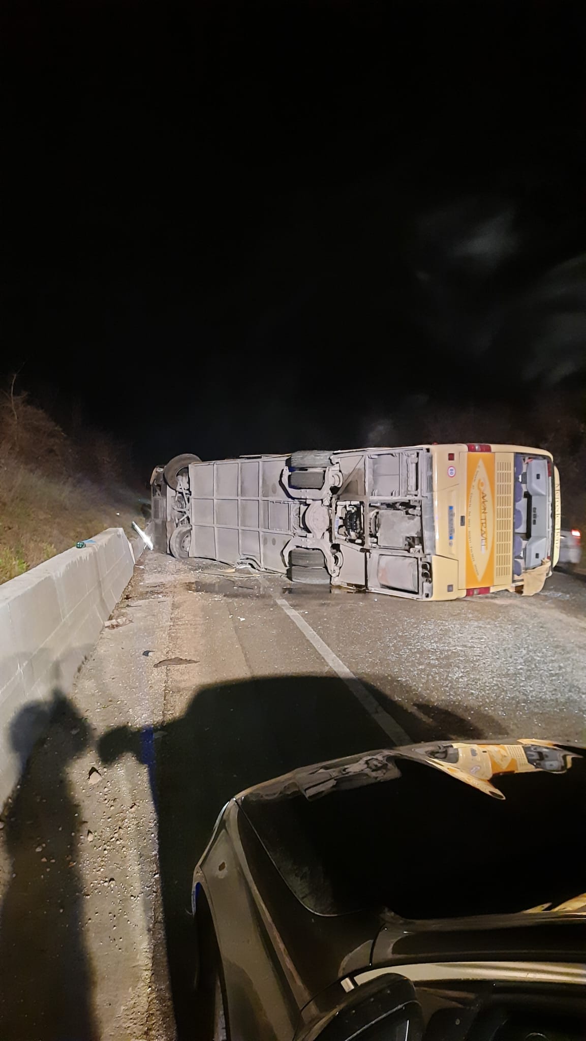 Incidente sulla Fondo Valle Isclero: pullman si ribalta, autista soccorso dai vigili del fuoco