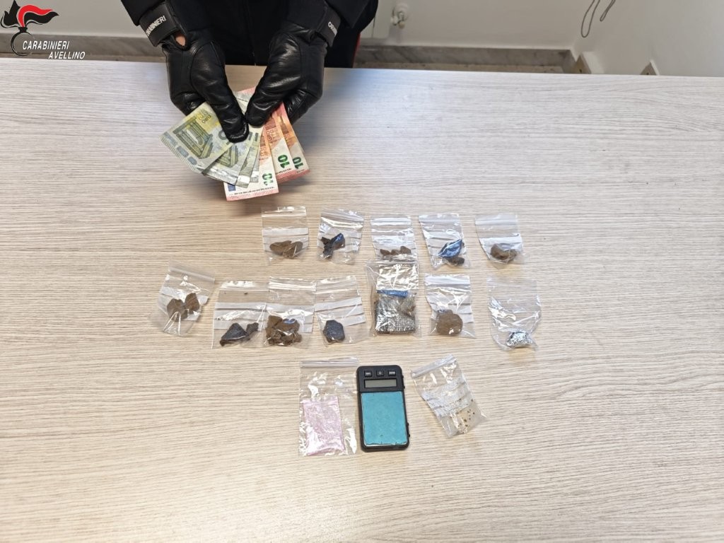 Solofra (Av): possesso di droga e armi bianche, i Carabinieri intensificano i controlli con l’ausilio di unità speciali