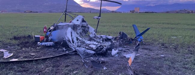 Aereo da turismo cade dopo il decollo: muore Pasquale Esposito, un ferito grave