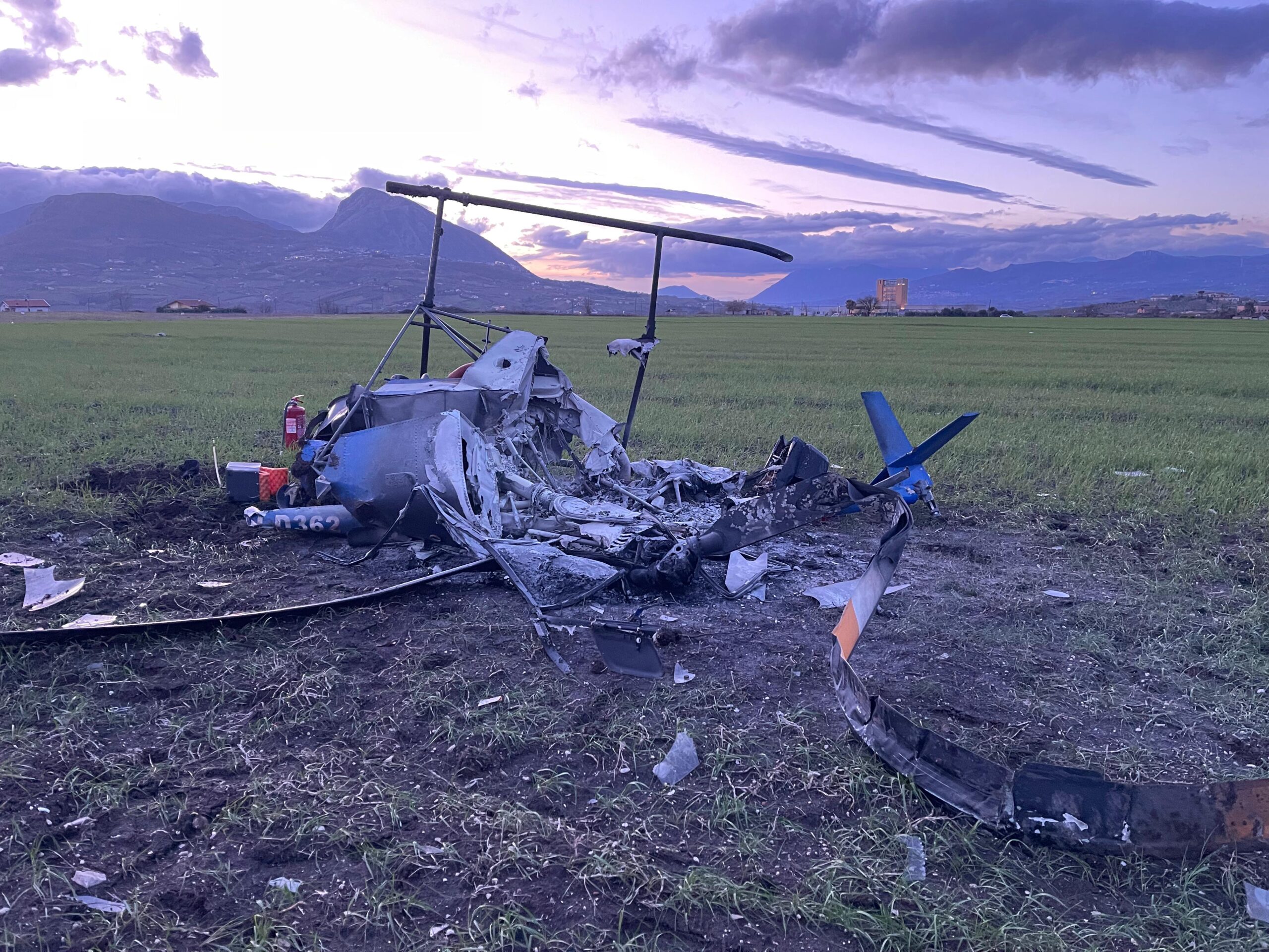 Aereo da turismo cade dopo il decollo: muore Pasquale Esposito, un ferito grave