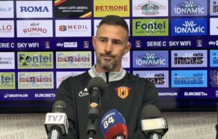 Benevento, Floro Flores: “Vogliamo vincere, vi svelo la formazione titolare. Grande fiducia nella società per il mercato”