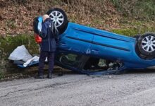 Incidente in via Avellola, auto si ribalta: conducente ferito e trasportato in ospedale