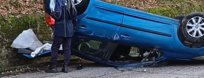 Incidente in via Avellola, auto si ribalta: conducente ferito e trasportato in ospedale