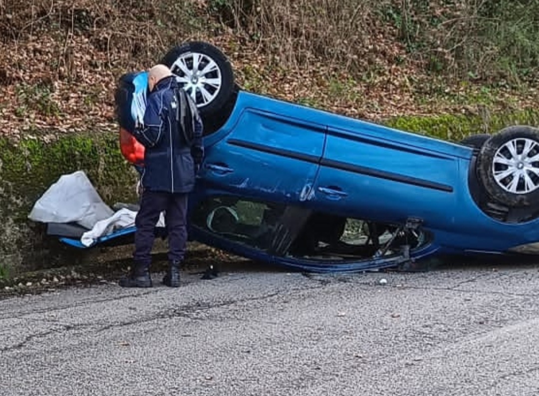 Incidente in via Avellola, auto si ribalta: conducente ferito e trasportato in ospedale