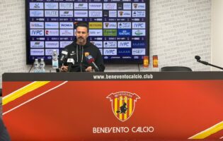Benevento, Floro Flores: “Il mio calcio è gioia e spensieratezza. Le critiche ai giocatori mi fanno arrabbiare”