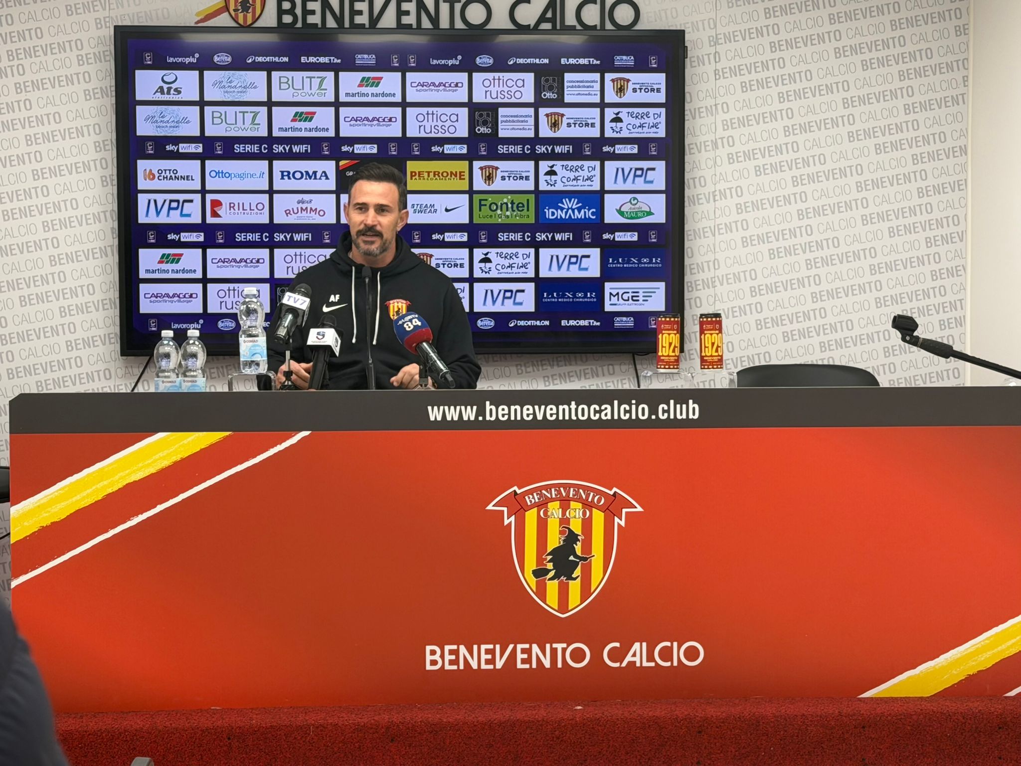 Benevento, Floro Flores: “Il mio calcio è gioia e spensieratezza. Le critiche ai giocatori mi fanno arrabbiare”